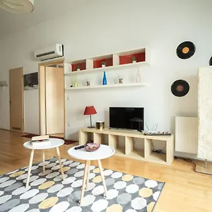 Apartamento At Gozsdu Court, 60 Sqm, 2 With 2 Ac, Elevators, Kitchen, Budapest